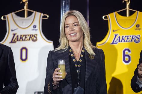 jeanie buss tits|Jeanie Buss, joueuse des Lakers, montre sa chatte poilue et ses。